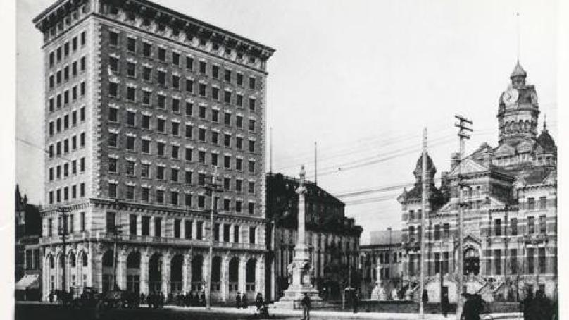 An archival image of Winnipeg's second City Hall (1886-1962).