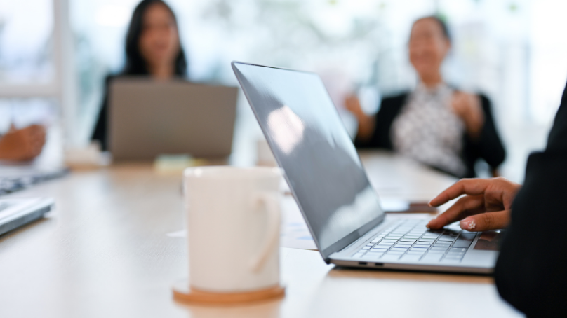 A group of peope sitting around a table.