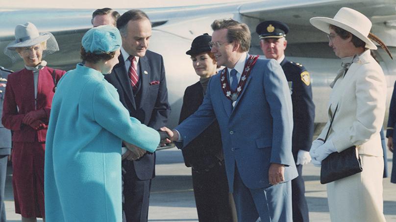 Queen Elizabeth II shaking hands with Winnipeg Mayor Bill Norrie.