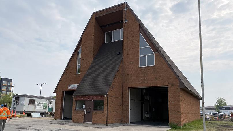 La démolition de l’ancien poste no 15 du Service d’incendie et de soins paramédicaux de Winnipeg, au 1083, promenade Autumnwood, à Windsor Park, est en cours.