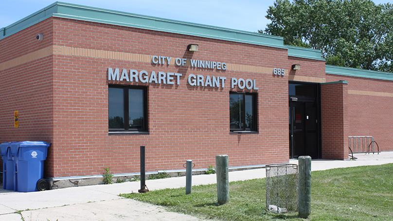 « Margaret Grant Pool » (c’est-à-dire « piscine Margaret-Grant ») est indiqué en lettres argentées près de l’entrée du bâtiment en briques rouges.