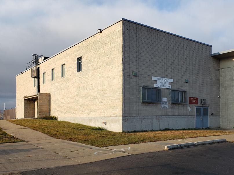 L’aréna de River East et son terrain de stationnement par une journée de fin d’automne partiellement ennuagée